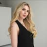 Zadowolona klientka z usługi Manicure hybrydowy