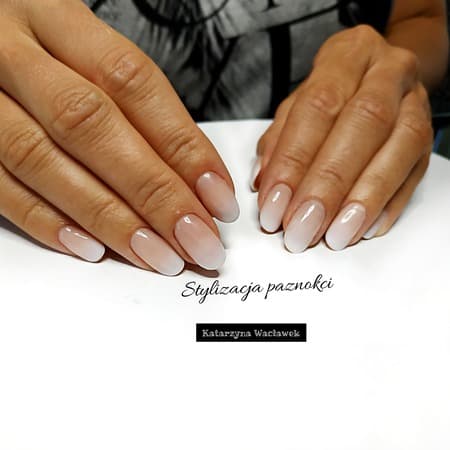 Manicure hybrydowy - baby boomer w beżowej wersji