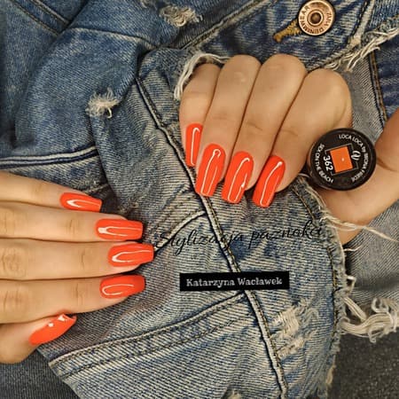 Manicure hybrydowy - pomarańczowe paznokcie na jeansowej kurtce