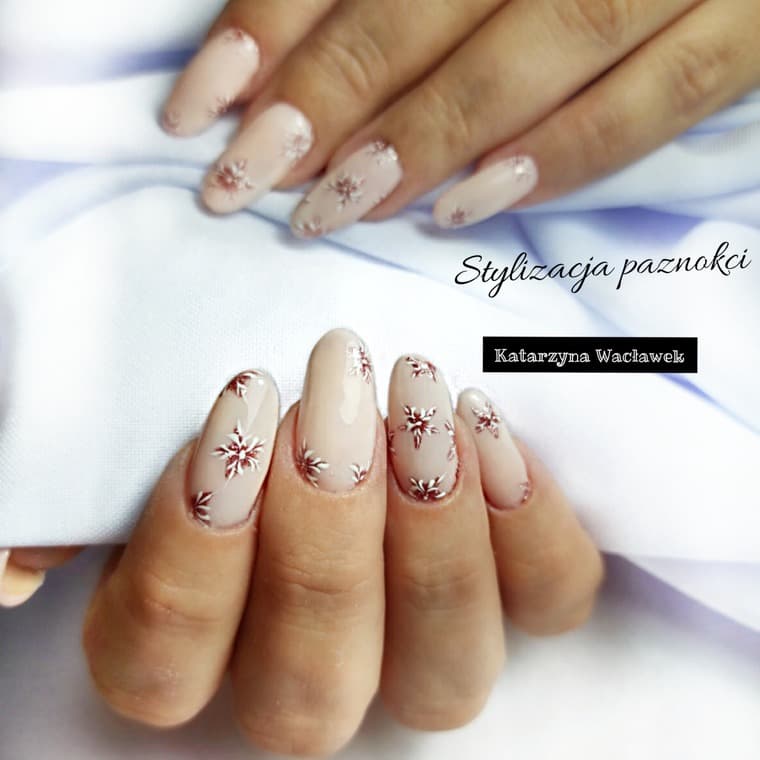 Manicure hybrydowy - świąteczne beżowe paznokcie ze śnieżynkami