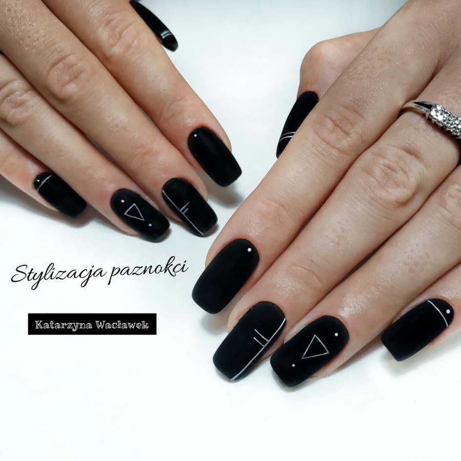 Manicure żelowy - czarne długie kwadratowe paznokcie z geometrycznymi wzorami