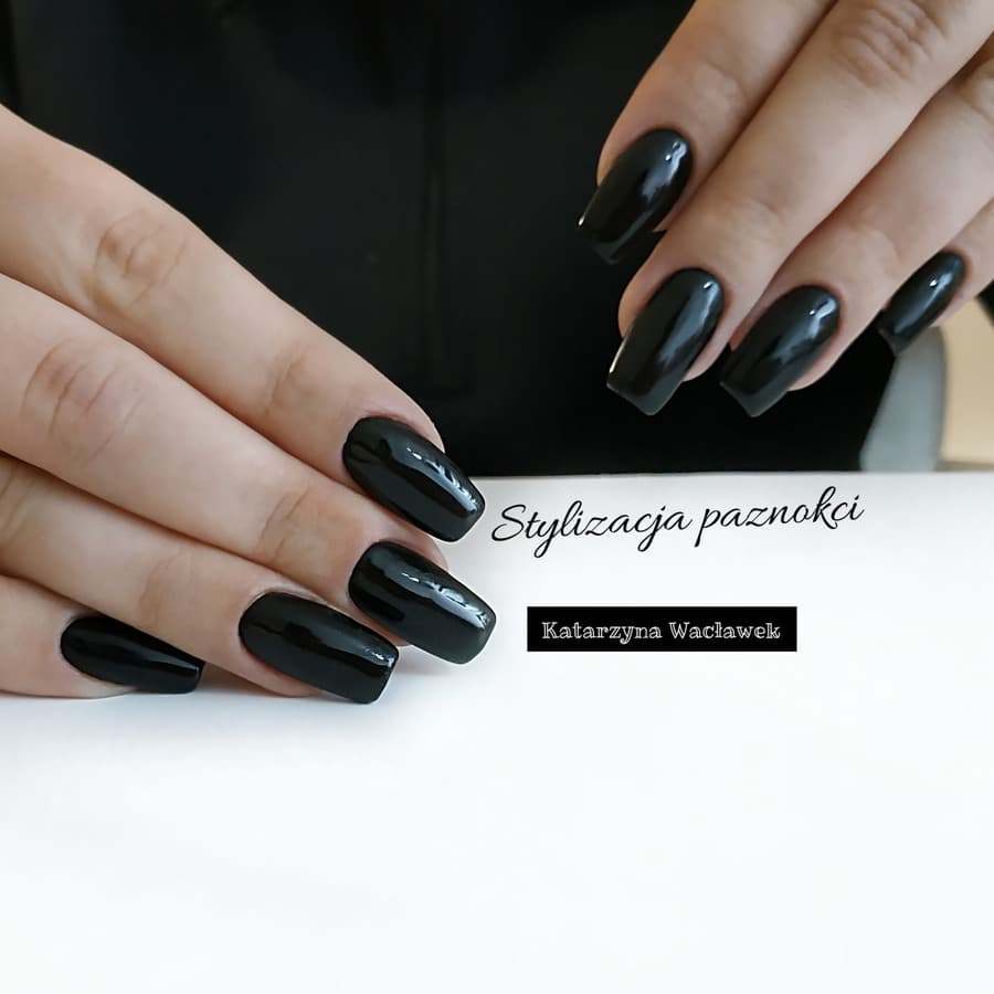 Manicure żelowy - czarne kwadratowe paznokcie
